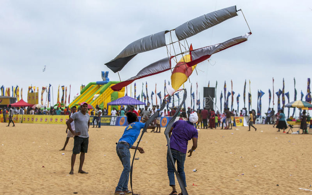 Young and old flock to Negombo beach to fly their kiting kreations!